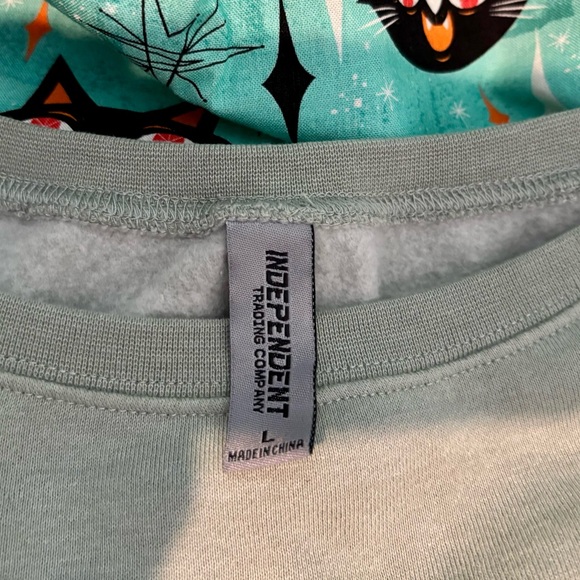 Crew neck sweatshirt with bulldog design NWT - Picture 2 of 8